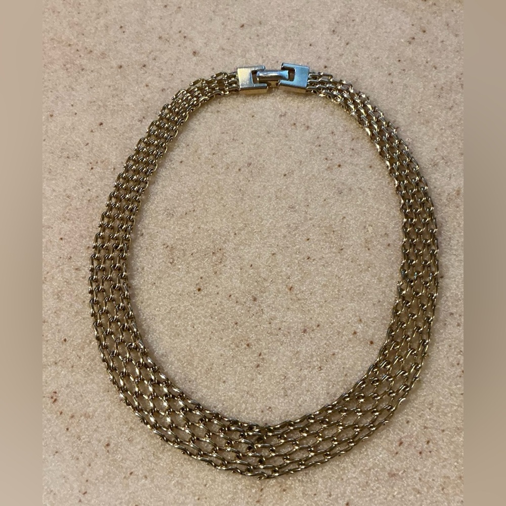 Gold necklace with Intricate Design and Vintage Appeal